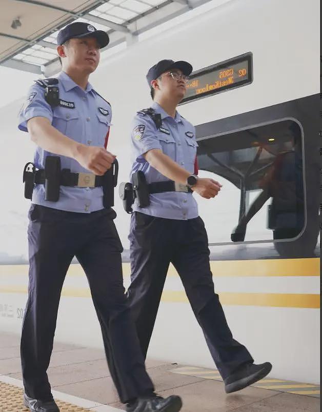 女子高铁堵道后续:知情人透原因,女子正脸被扒黑皮胖脸,已社死(视频/组图) - 16