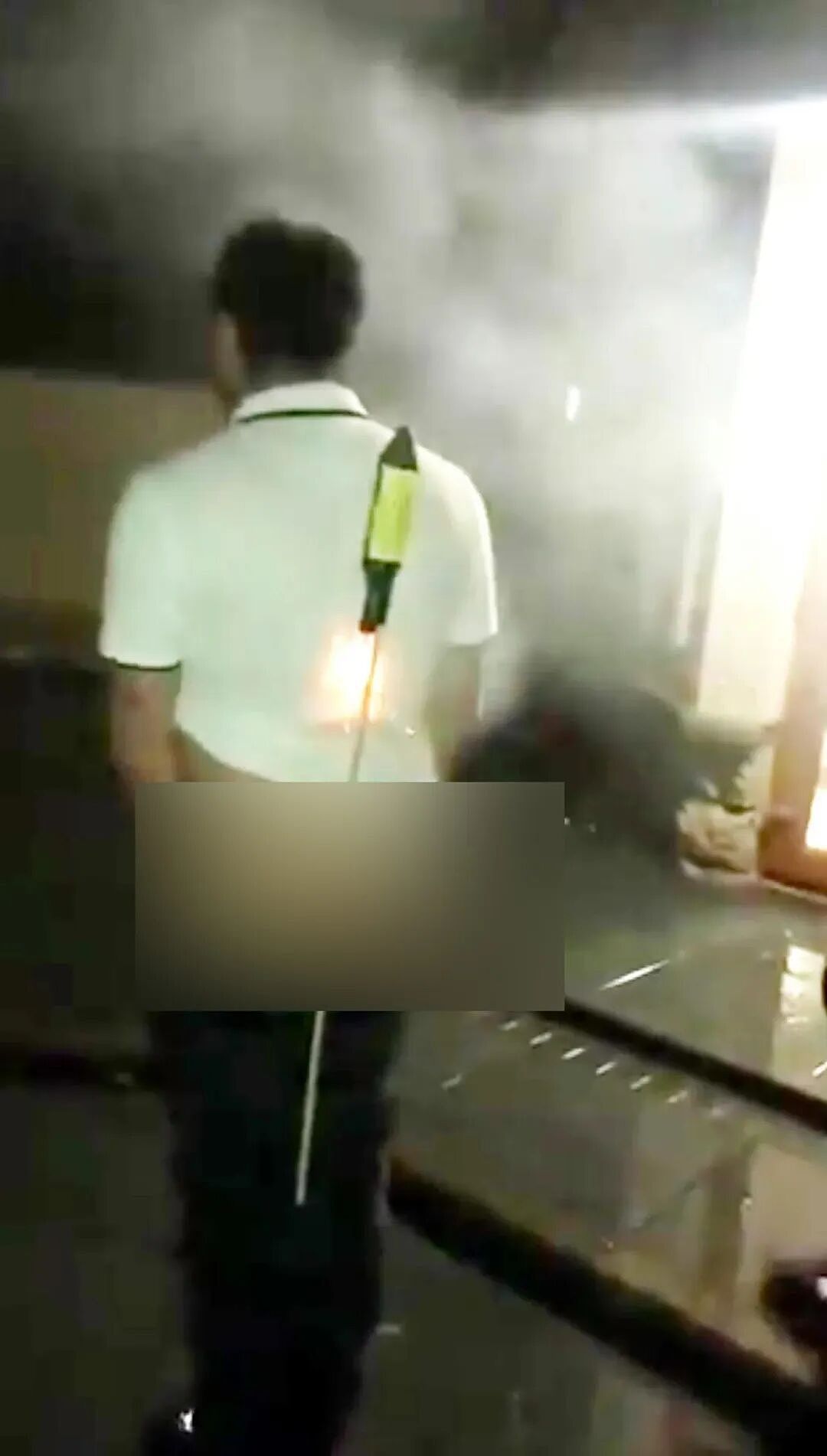 英国神人想用屁股放烟花,没想到夹太紧没放出去!三秒后,菊花盛开...(组图) - 4