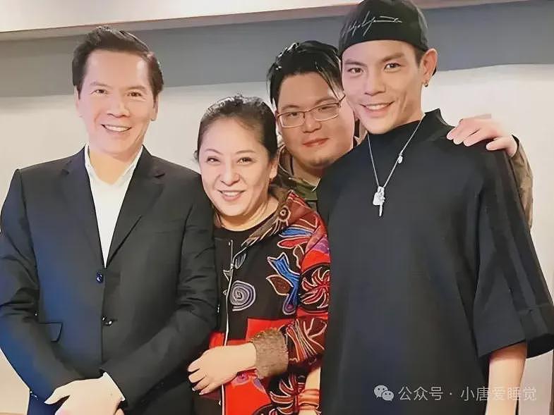 向太小儿子向佑没救了!带胖妞夜店嗨玩抽烟喝酒,彻底放飞自我(组图) - 1