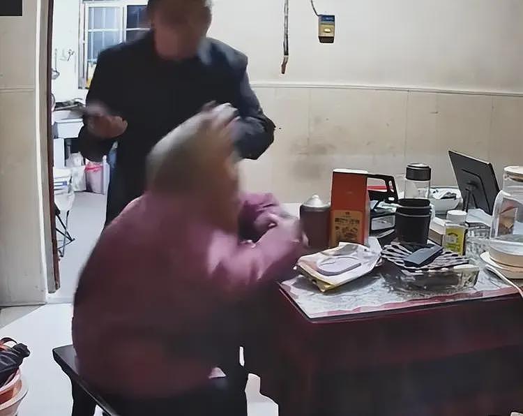 江苏男子暴打母亲后续!已被刑拘,央媒紧急介入,年龄信息曝光(组图) - 2