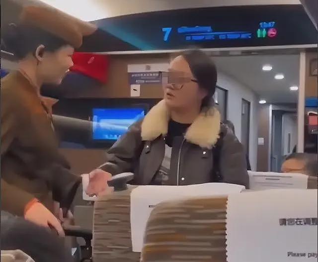 女子高铁堵道后续:知情人透原因,女子正脸被扒黑皮胖脸,已社死(视频/组图) - 3