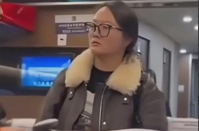 女子高铁堵道后续:知情人透原因,女子正脸被扒黑皮胖脸,已社死(视频/组图) - 9