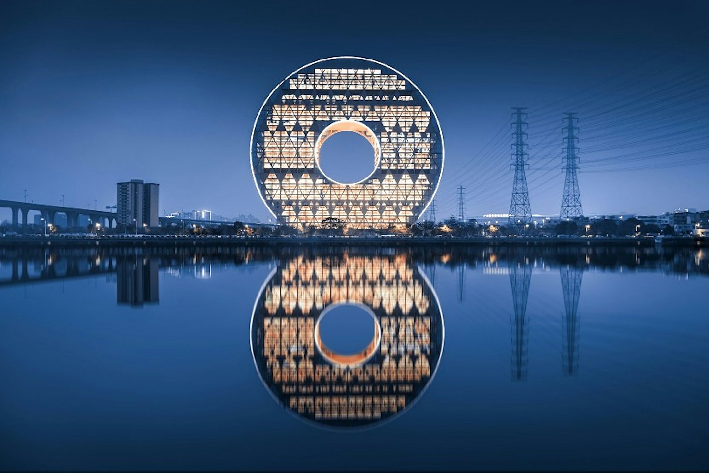 被评为“最丑建筑”,广州铜钱大厦挂拍15天无报名(组图) - 3