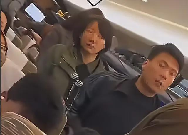 女子高铁堵道后续:知情人透原因,女子正脸被扒黑皮胖脸,已社死(视频/组图) - 13