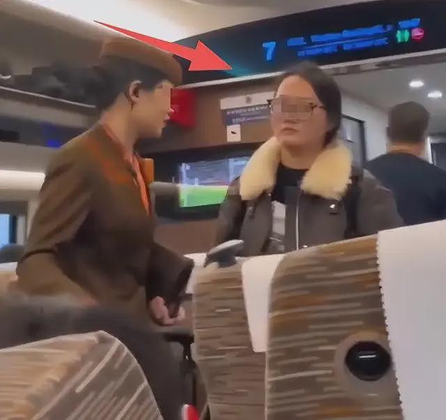 女子高铁堵道后续:知情人透原因,女子正脸被扒黑皮胖脸,已社死(视频/组图) - 4