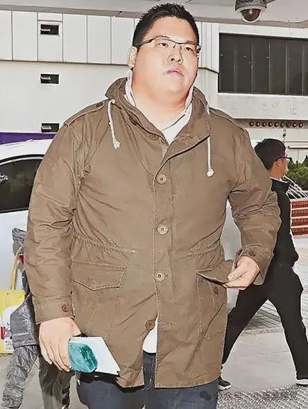 向太小儿子向佑没救了!带胖妞夜店嗨玩抽烟喝酒,彻底放飞自我(组图) - 2