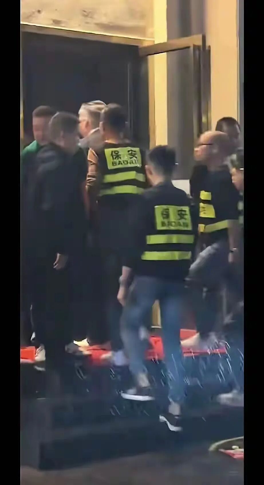向太小儿子向佑没救了!带胖妞夜店嗨玩抽烟喝酒,彻底放飞自我(组图) - 4