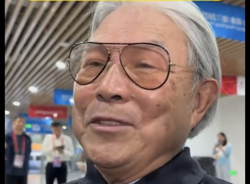 霍震霆现场才知郭晶晶担任火炬手!霍启山给嫂子鼓掌,霍启刚为何没来(组图) - 3