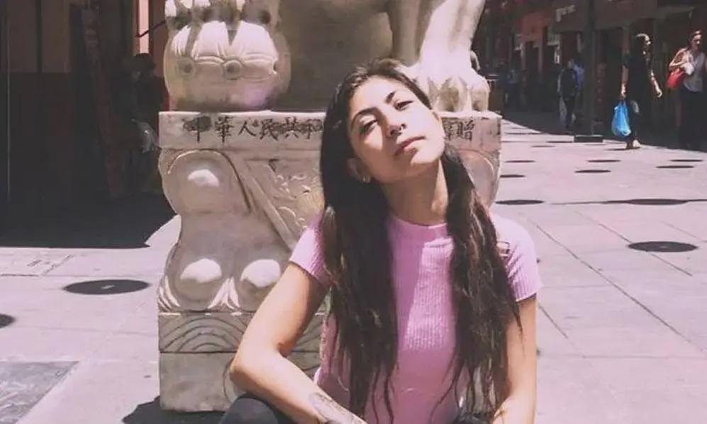 25岁女歌手开启环游世界之旅，10天后赤身裸体出现在海滩（组图） - 5