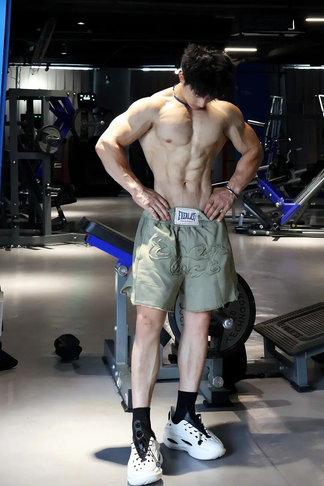 【帅哥】硬硬的肌肉男小哥健身房写真,宽肩、大胸肌,还有强壮粗手臂(组图) - 3