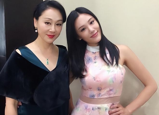 她是影后女儿、央视名嘴儿媳，为何却选择在直播间带娃刷流量？（组图） - 2