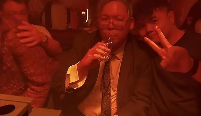 向佑算是没救了！现身南昌酒吧，烟酒不离手，旁边的女人又胖又颓（组图） - 14