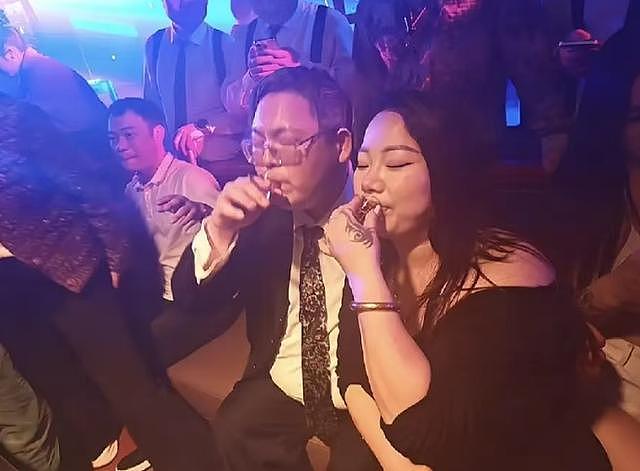 向佑算是没救了！现身南昌酒吧，烟酒不离手，旁边的女人又胖又颓（组图） - 4