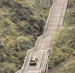 开车挑战天门山“天梯”，结果溜下台阶撞坏护栏（图） - 1