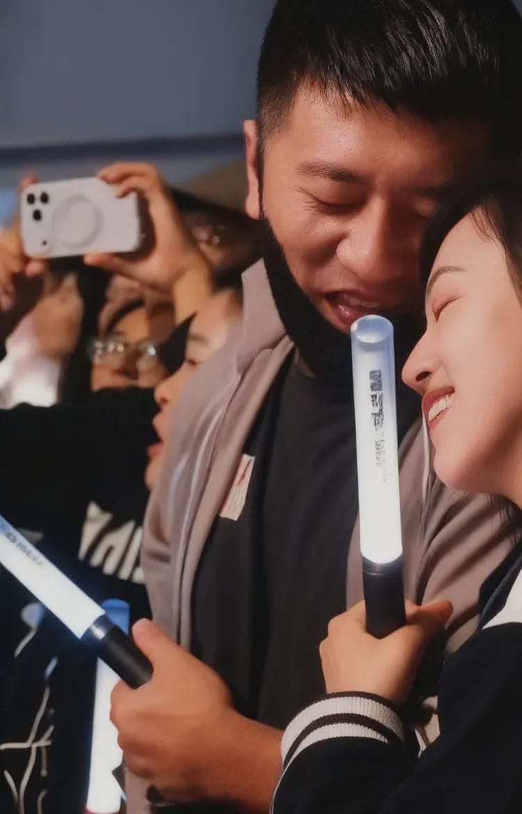 张雪峰晒婚戒辟谣出轨后续:看演唱会女子账号被扒,海量美照曝光(组图) - 1