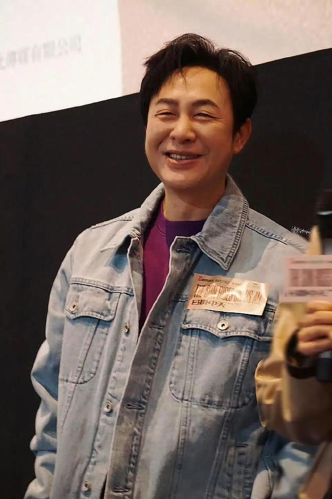 演员张颂文深夜在街头救人获赠锦旗,当地回应:正开展见义勇为评定调查(组图) - 2