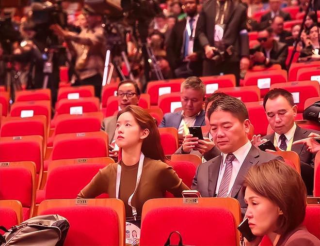 章泽天和朱珠同框，才发现女人到中年，幸不幸福都写在脸上（组图） - 10