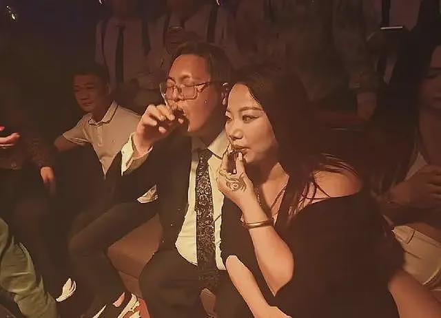彻底没救了！向佑现身南昌酒吧，新交的女友又胖又颓，烟酒不离手（组图） - 6