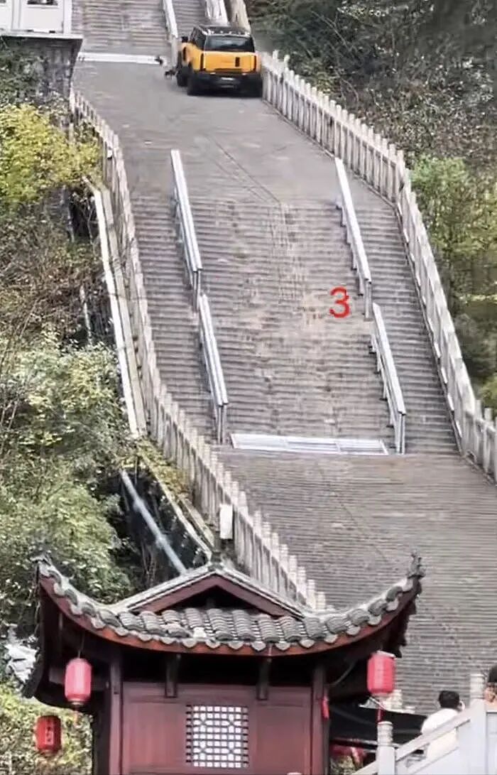 奇瑞汽车爬张家界天门山天梯撞坏多个护栏！官方回应：将全力修复并承担赔偿责任（视频/组图） - 2