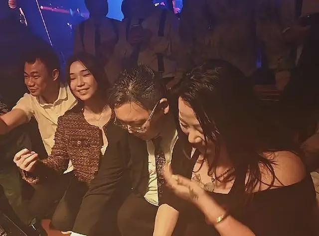 彻底没救了！向佑现身南昌酒吧，新交的女友又胖又颓，烟酒不离手（组图） - 3