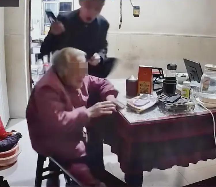 探访常州“男子殴打92岁母亲”事发地：邻居称老人四女一子，打人者为小儿子，曾听到母子吵架（组图） - 1