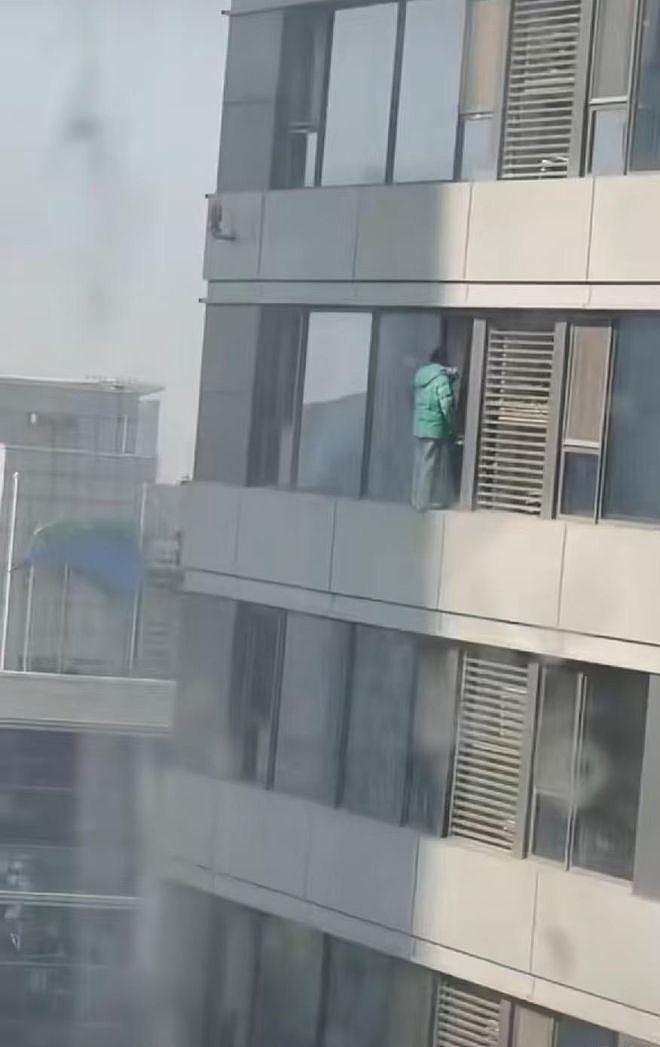 石家庄万象城一年轻女子从高层后仰跳下，画面流出！目击者称心里不是滋味（视频/组图） - 1