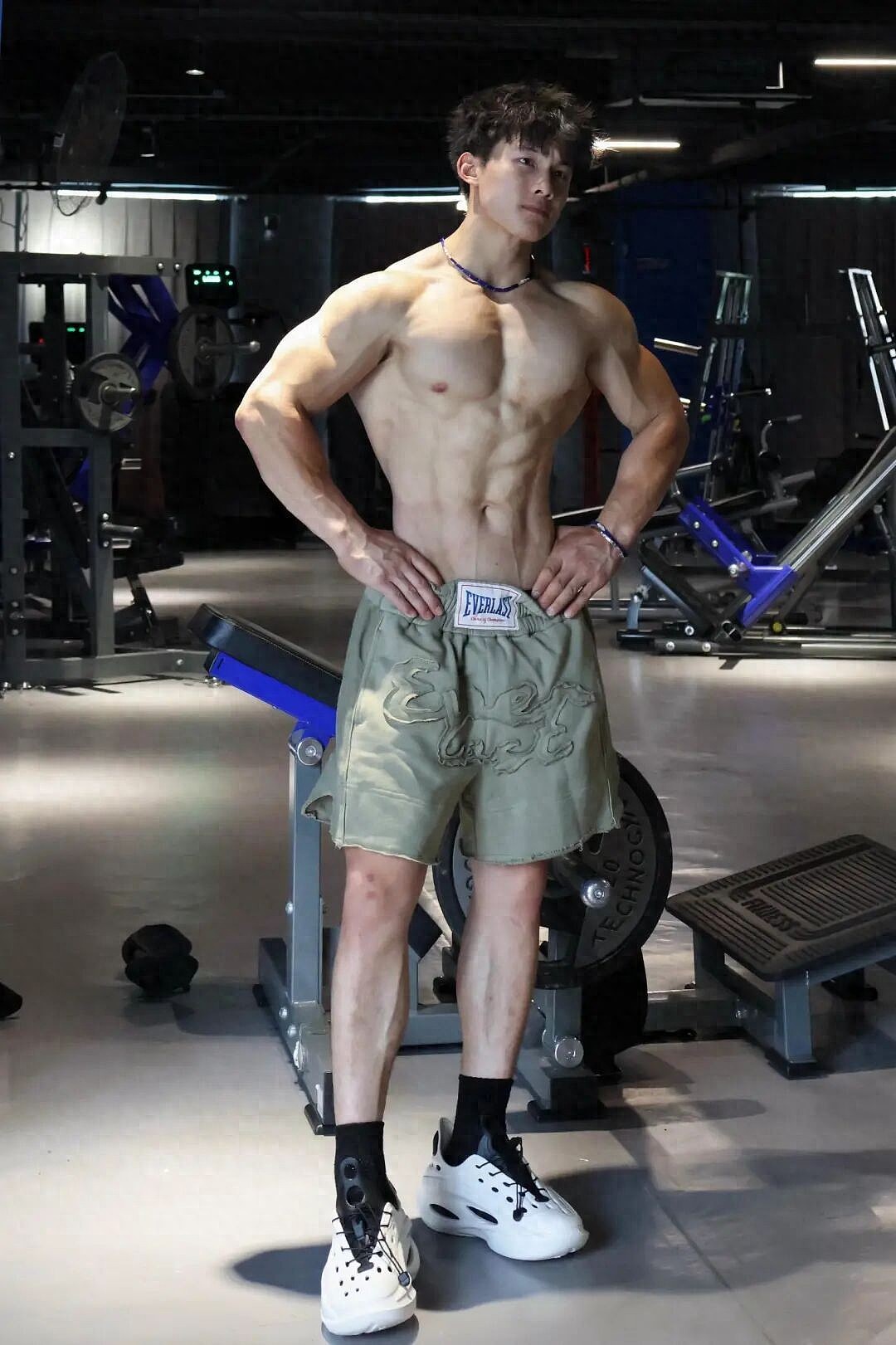 【帅哥】硬硬的肌肉男小哥健身房写真,宽肩、大胸肌,还有强壮粗手臂(组图) - 1