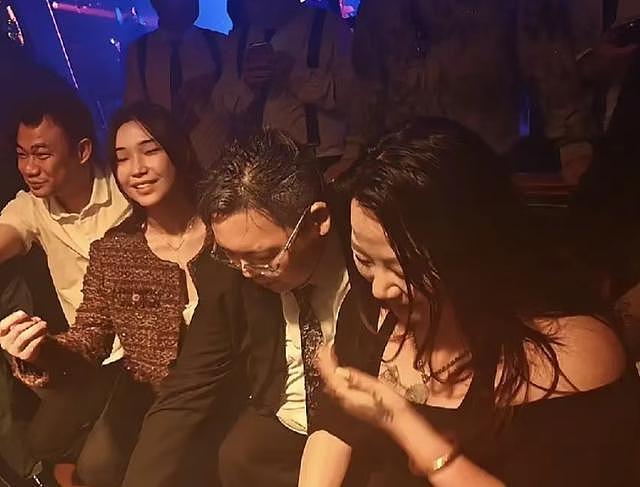 向佑算是没救了！现身南昌酒吧，烟酒不离手，旁边的女人又胖又颓（组图） - 3