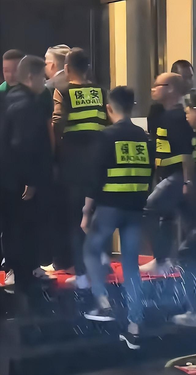 向佑算是没救了！现身南昌酒吧，烟酒不离手，旁边的女人又胖又颓（组图） - 2