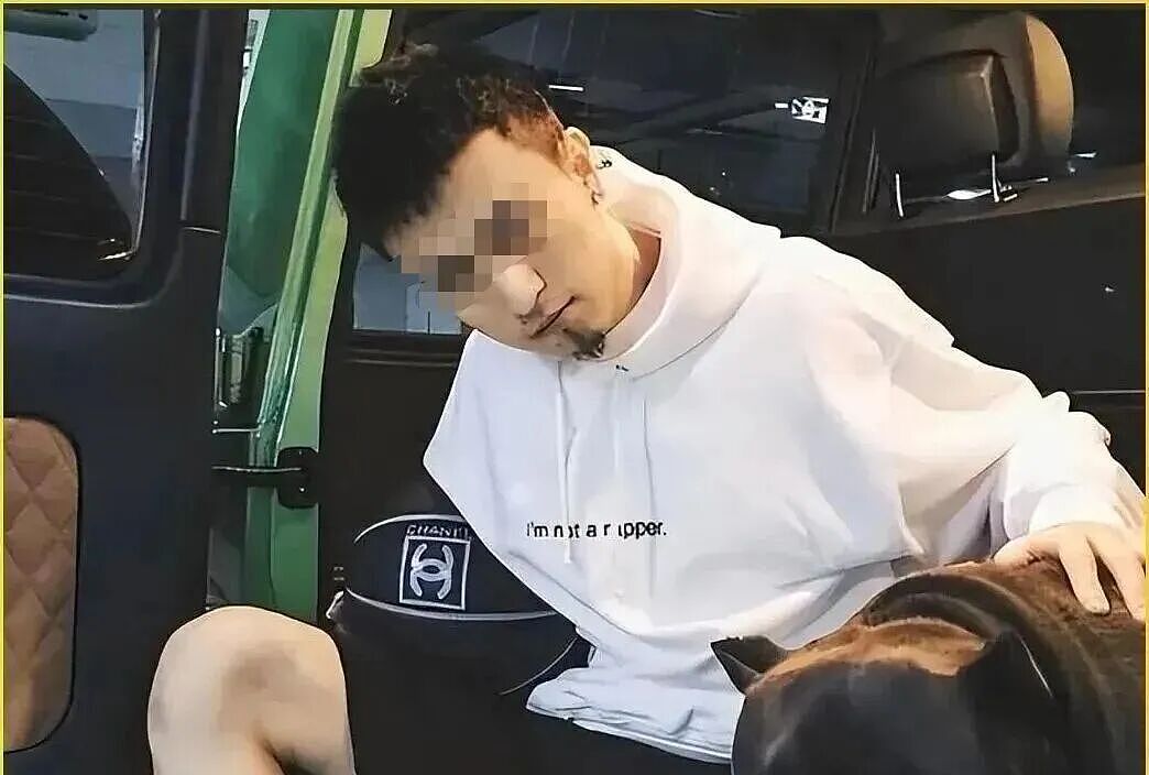 沪上皇秦F猛料被扒!撞废法拉利911,豪掷3.6亿购入私人飞机,戴千万级名表,给前任天价分手费,他的豪门人生比小说还精彩(组图) - 1