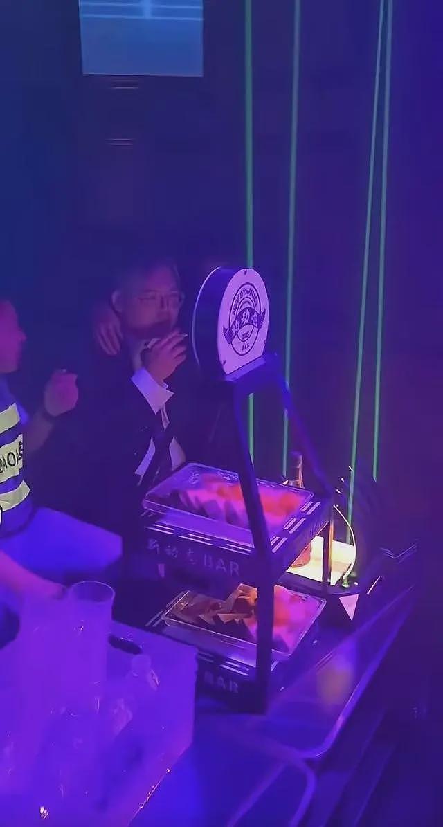 彻底没救了！向佑现身南昌酒吧，新交的女友又胖又颓，烟酒不离手（组图） - 8