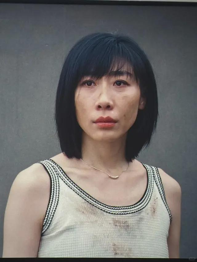 闫妮在沈阳吃烤肉，生图脸肿凹坑，任素汐“吐雾”抢眼，桌上没肉全是干果（组图） - 12
