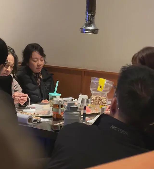 闫妮在沈阳吃烤肉，生图脸肿凹坑，任素汐“吐雾”抢眼，桌上没肉全是干果（组图） - 13