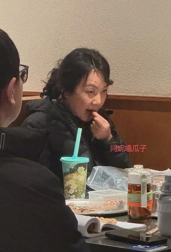 闫妮在沈阳吃烤肉，生图脸肿凹坑，任素汐“吐雾”抢眼，桌上没肉全是干果（组图） - 7