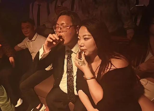 向佑算是没救了！现身南昌酒吧，烟酒不离手，旁边的女人又胖又颓（组图） - 1