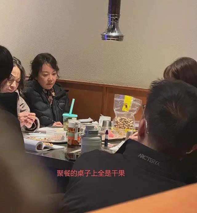 闫妮在沈阳吃烤肉，生图脸肿凹坑，任素汐“吐雾”抢眼，桌上没肉全是干果（组图） - 8
