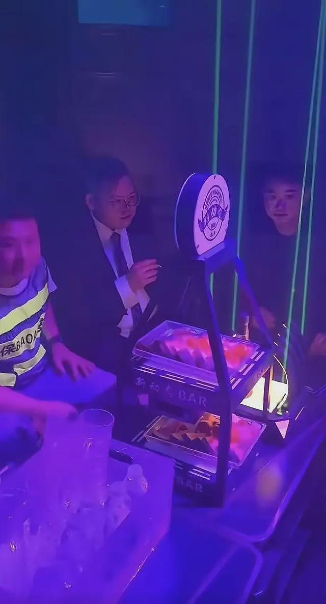 彻底没救了！向佑现身南昌酒吧，新交的女友又胖又颓，烟酒不离手（组图） - 9