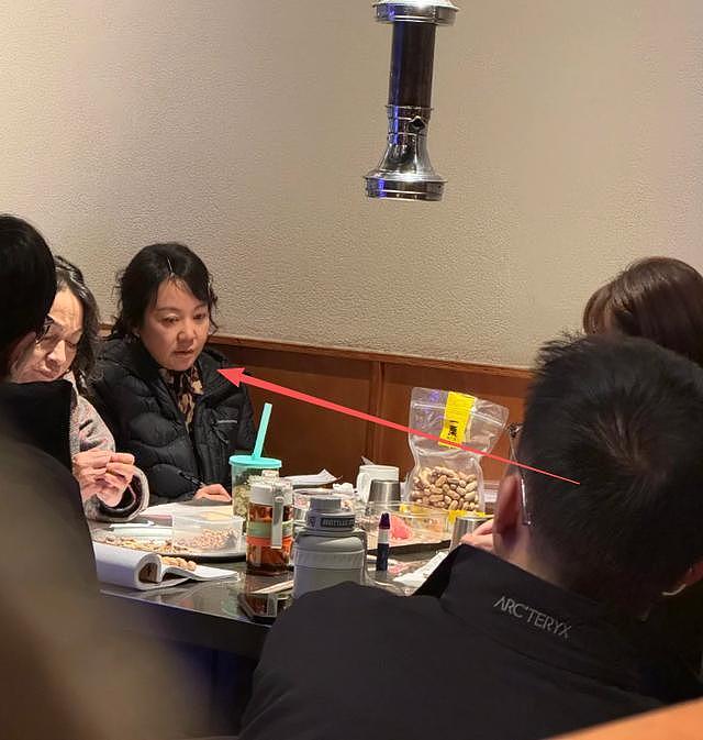 闫妮在沈阳吃烤肉，生图脸肿凹坑，任素汐“吐雾”抢眼，桌上没肉全是干果（组图） - 1