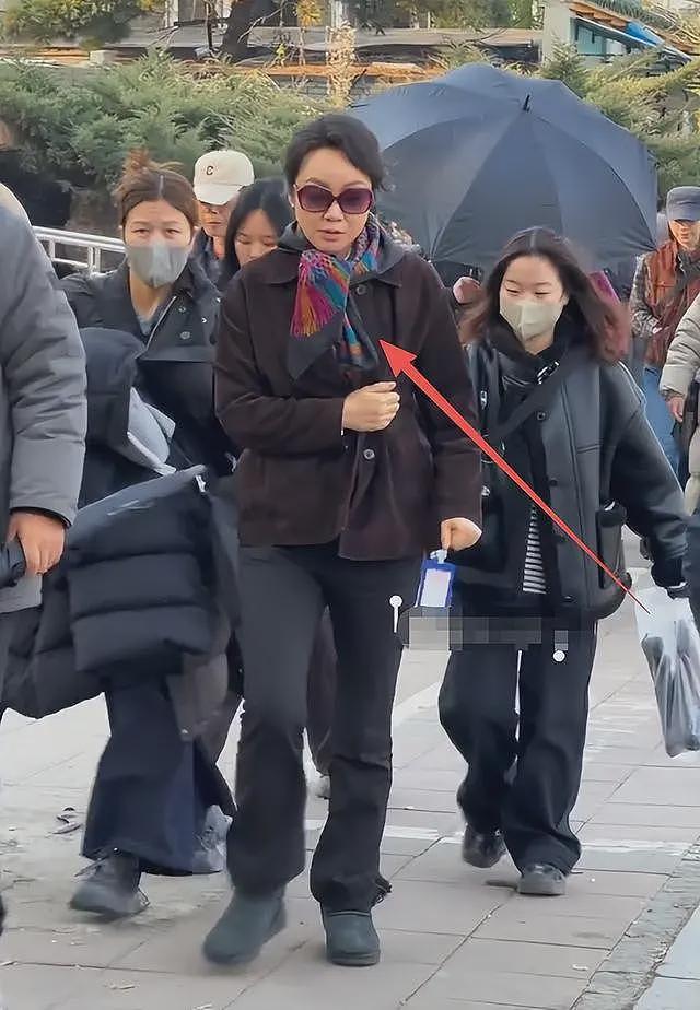 闫妮在沈阳吃烤肉，生图脸肿凹坑，任素汐“吐雾”抢眼，桌上没肉全是干果（组图） - 4
