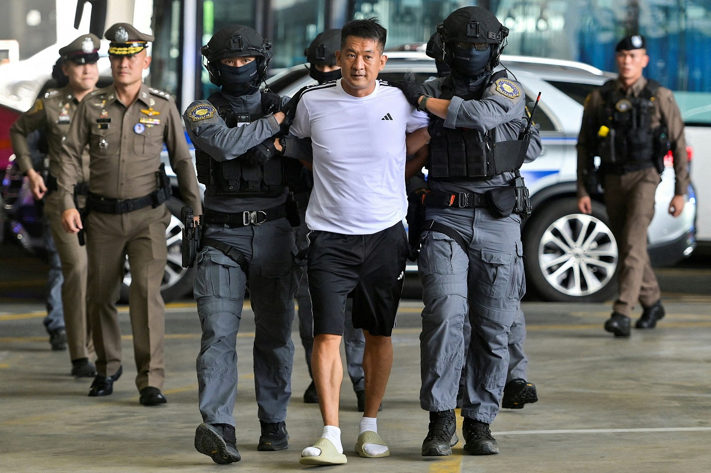 KK园区主脑佘智江引渡回中国受审！此前被曝持柬埔寨护照（视频/组图） - 1