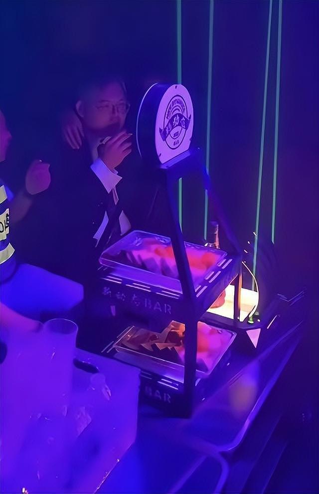 向佑算是没救了！现身南昌酒吧，烟酒不离手，旁边的女人又胖又颓（组图） - 17