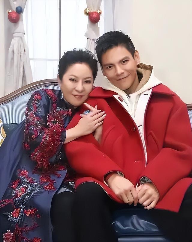 向佑算是没救了！现身南昌酒吧，烟酒不离手，旁边的女人又胖又颓（组图） - 7