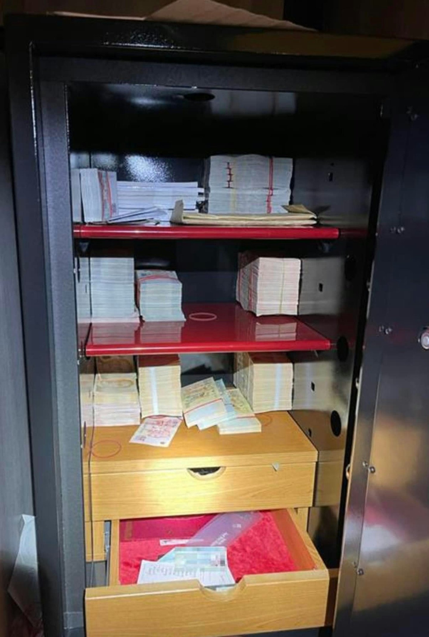 新加坡洗钱案逃犯苏炳海拥中环整幢商厦，恢复港公司运作（组图） - 11