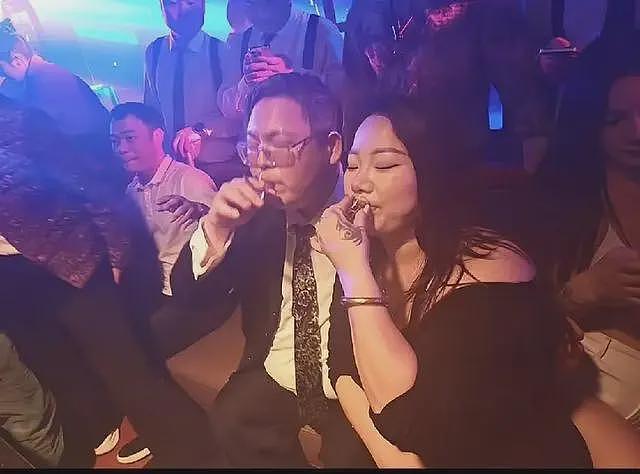 彻底没救了！向佑现身南昌酒吧，新交的女友又胖又颓，烟酒不离手（组图） - 5