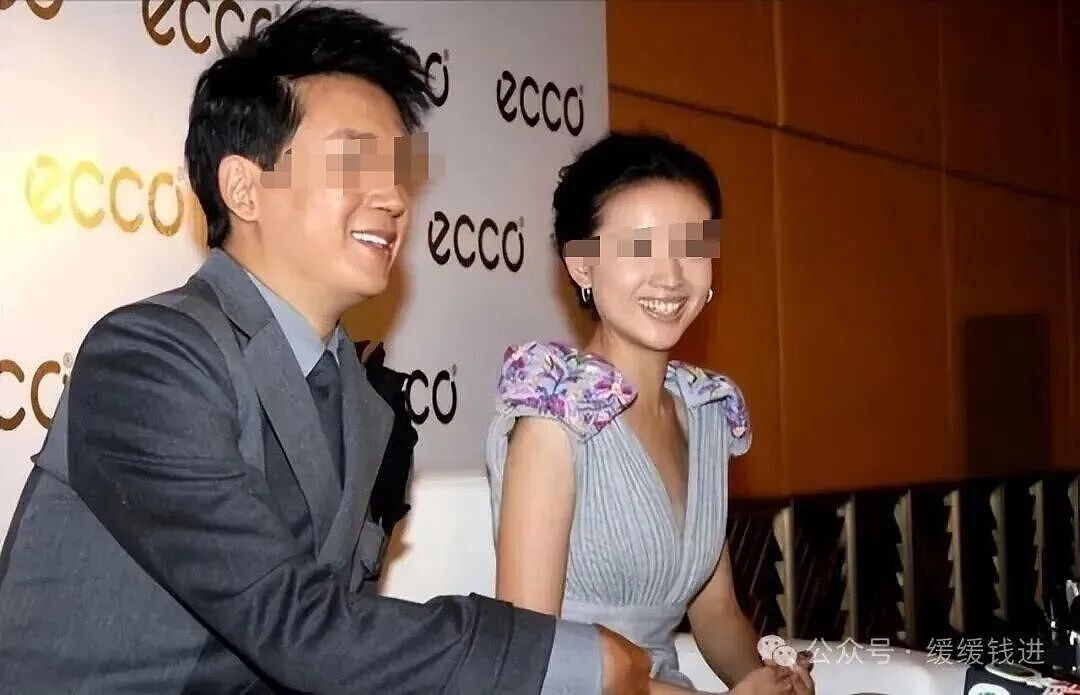 离婚13年后，潘粤明再传新喜讯！曾被舆论压垮，如今东山再起，51岁喜迎爱情与事业双丰收（组图） - 5