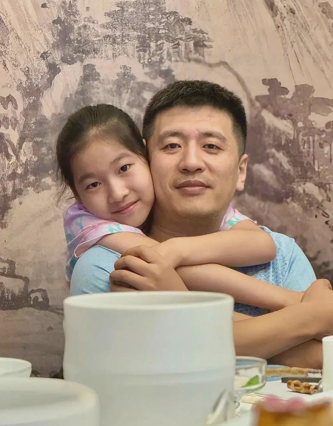 张雪峰新女友身份疑曝光,两人同看演唱会举止亲密,女方才貌双全(组图) - 11