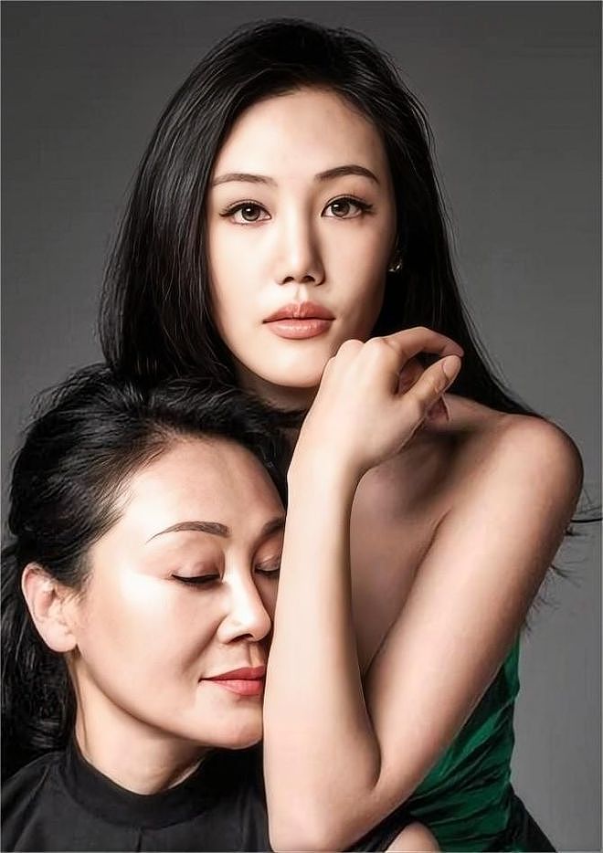 她是影后女儿、央视名嘴儿媳，为何却选择在直播间带娃刷流量？（组图） - 4