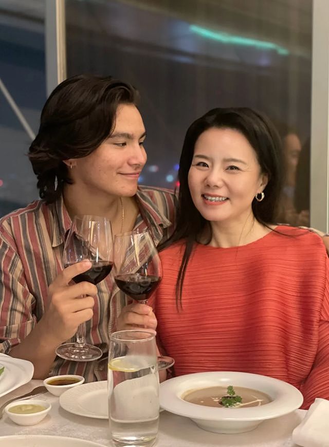 龚琳娜装修大理别墅,离婚后儿子不在身边,独自住山上养猫陪自己(组图) - 9