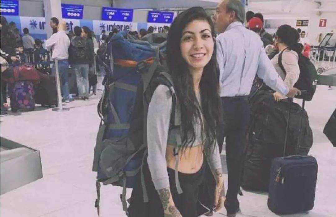 25岁女歌手开启环游世界之旅，10天后赤身裸体出现在海滩（组图） - 3