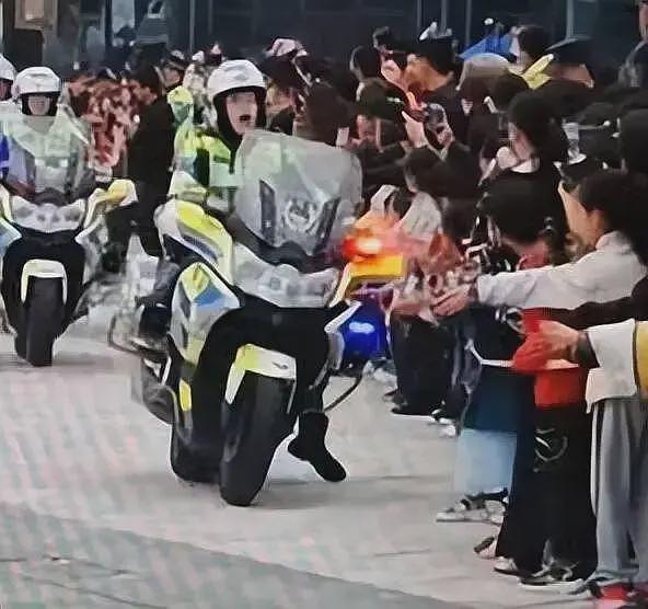 车比人贵!女骑警撞小孩后不是救人,而是心疼摩托车,全网炸了(组图) - 2